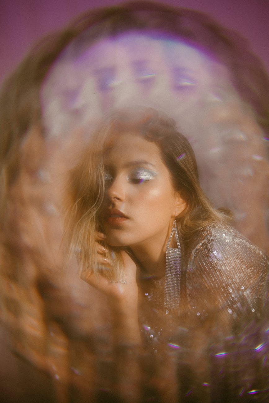 shallow focus photography of a woman